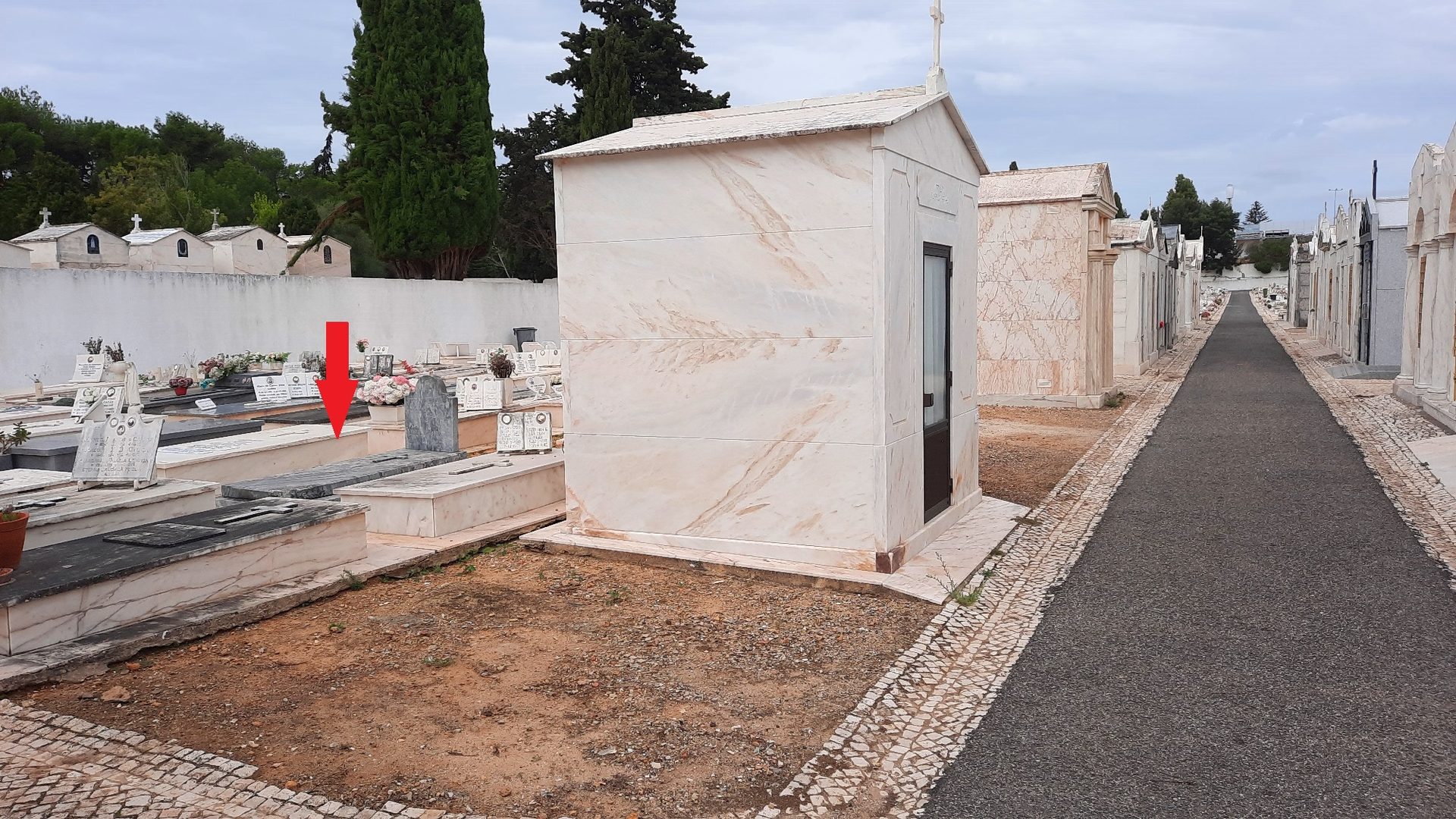 Aldo%20Castellani%27s%20tomb%2C%20Cemiterio%20da%20Guia%2C%20Cascais%20-%2001.jpg